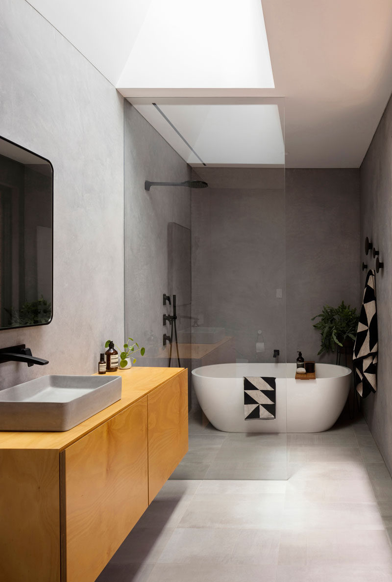  В этой современной ванной комнате есть потолочное окно, добавляющее естественный свет, стеклянная перегородка отделяет душ и ванну от остальной части комнаты. # Современная ванная # Дизайн ванной # Макет ванной 