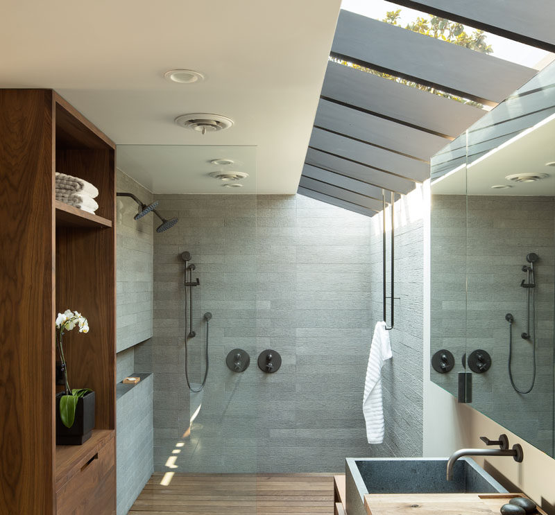  В этой современной ванной комнате большое окно в крыше представляет собой ощущение яркости и открытости, стеклянная перегородка для душа отделяет душ для двух человек от остальной части ванной комнаты. # Современная ванная # Небесный свет # Душ для двоих # Дизайн ванной 