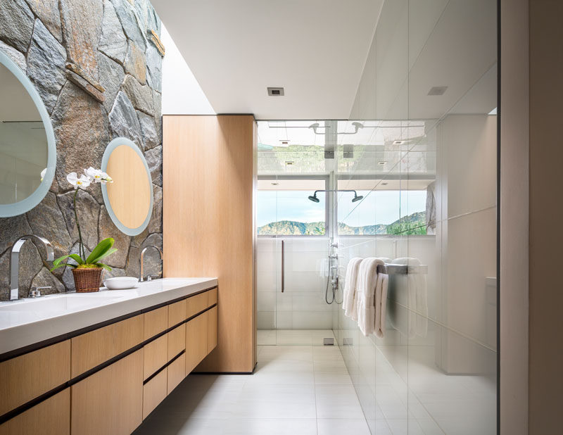 В этой современной ванной комнате проникает естественный свет. Каменная стена становится фоном для умывальника, а через горизонтальное окно в душевой кабине проникает естественный свет. # StoneWall # Современная