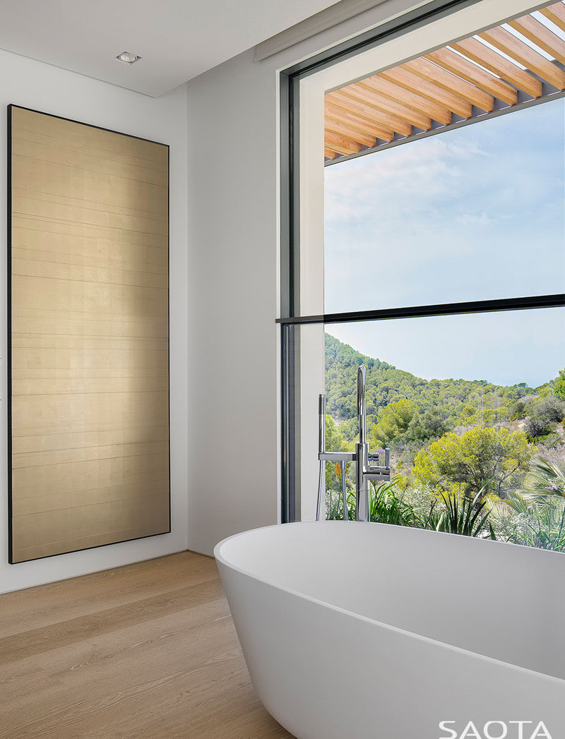  В этой простой и современной ванной комнате перед окном установлена ​​отдельно стоящая ванна, из которой открывается прекрасный вид. # Современная 
