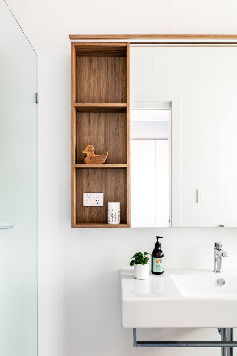 Идеи для ванных комнат - открытые деревянные стеллажи обеспечивают дополнительное пространство для хранения и являются естественным элементом этой современной ванной комнаты. # Дизайн ванной # Идеи для ванной # Современная