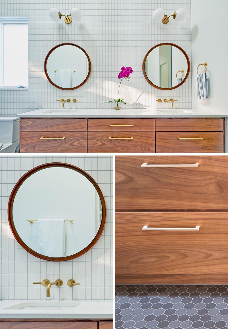 Современная ванная комната с деревянной раковиной, золотыми вставками, белой плиткой и круглыми зеркалами.