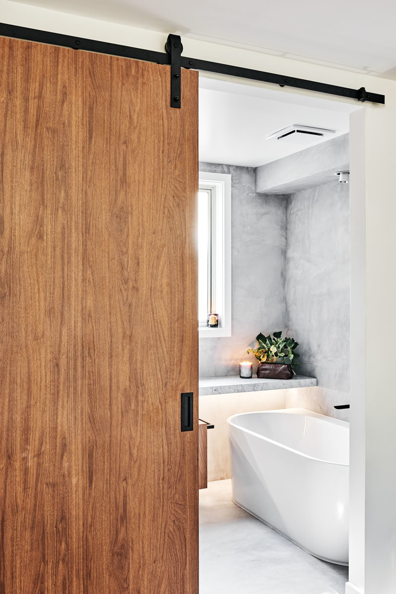 Идеи дверей - современная дверь сарая с матовой черной фурнитурой открывается, чтобы открыть ванную комнату. #ModernBarnDoor #DoorIdeas