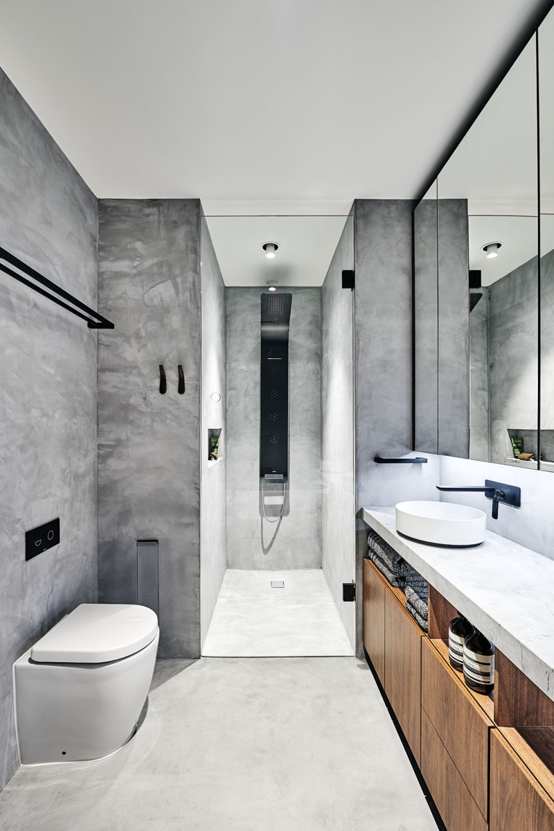 Идеи для ванных комнат - в этой современной ванной серые стены акцентированы черными, белыми и деревянными элементами. # Идеи для ванной # Дизайн для ванной # Современная