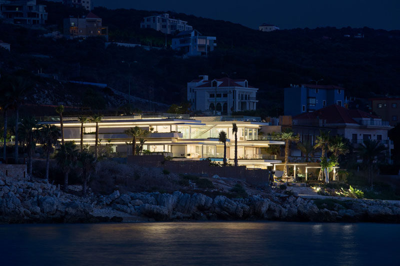  BLANKPAGE Architects вместе со студией Карим Надер недавно завершили строительство современного многоуровневого пляжного дома в Маунсефе, Ливан, с видом на Средиземное море. # Архитектура # Современная архитектура # Пляжный дом 