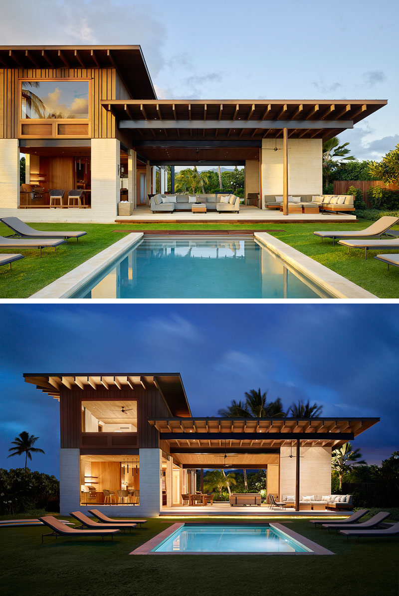 Этот современный пляжный домик на Гавайях имеет бассейн, окруженный травой и шезлонгами. # Бассейн #ModernBeachHouse