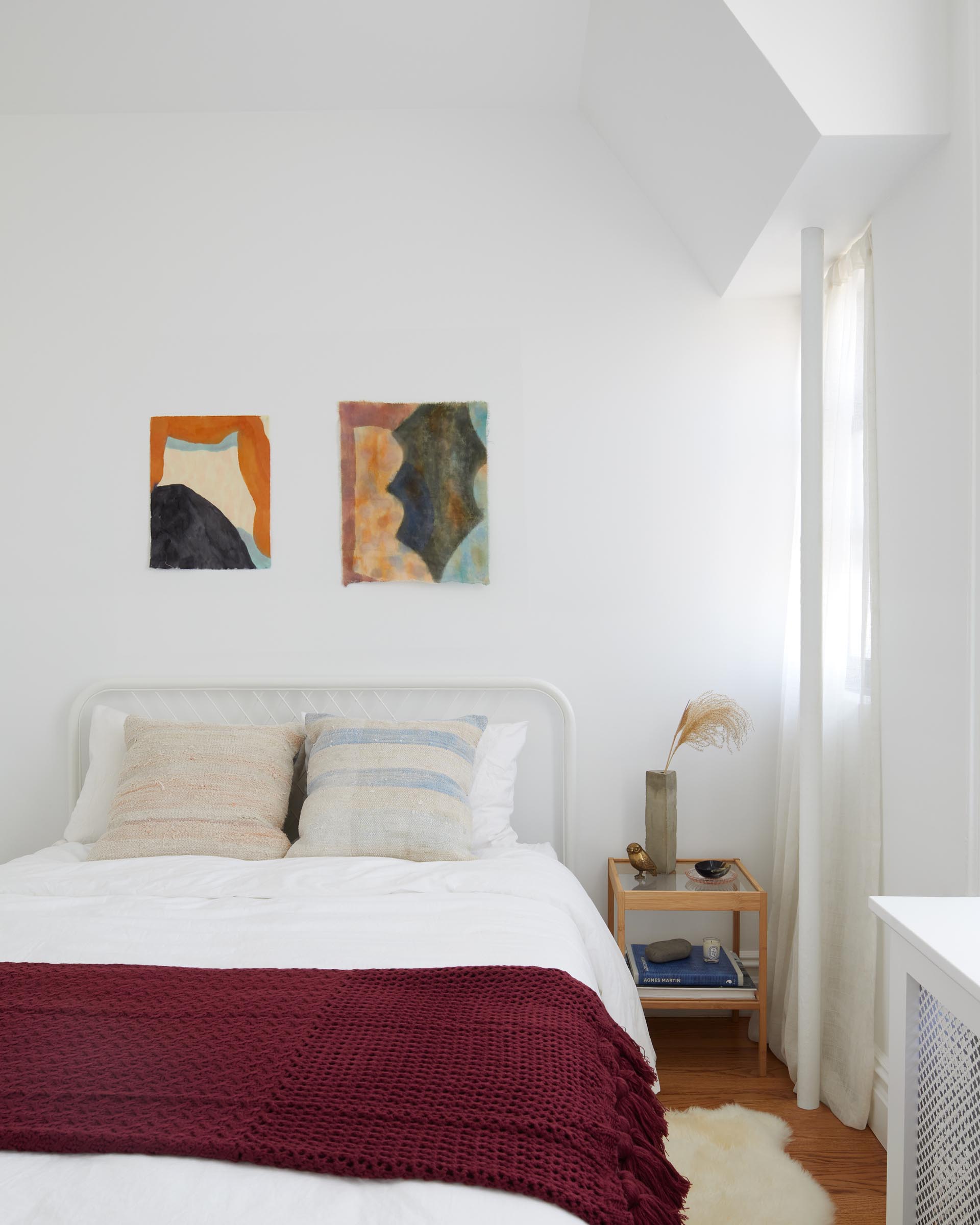 В этой гостевой спальне яркие и красочные акценты выделяются на фоне светлых стен.