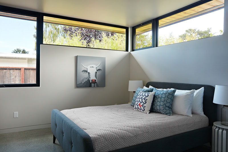 Окна в этой спальне повторяют линию крыши и обеспечивают хорошее естественное освещение 
