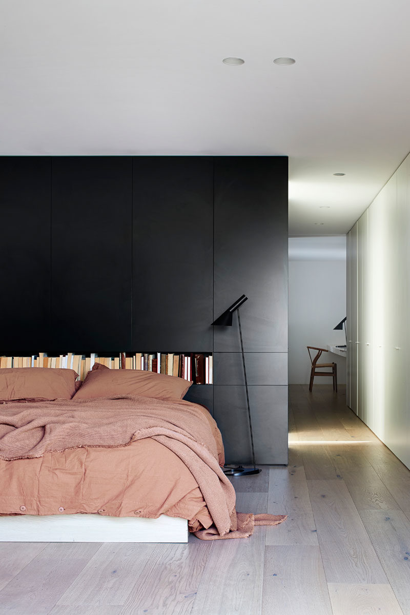 Идеи для спальни - в этой современной главной спальне черная стена создает яркий фон для кровати, а встроенная полка добавляет место для хранения книг. #MasterBedroom #BedroomDesign #BlackAccentWall #BlackWall #BedroomIdeas