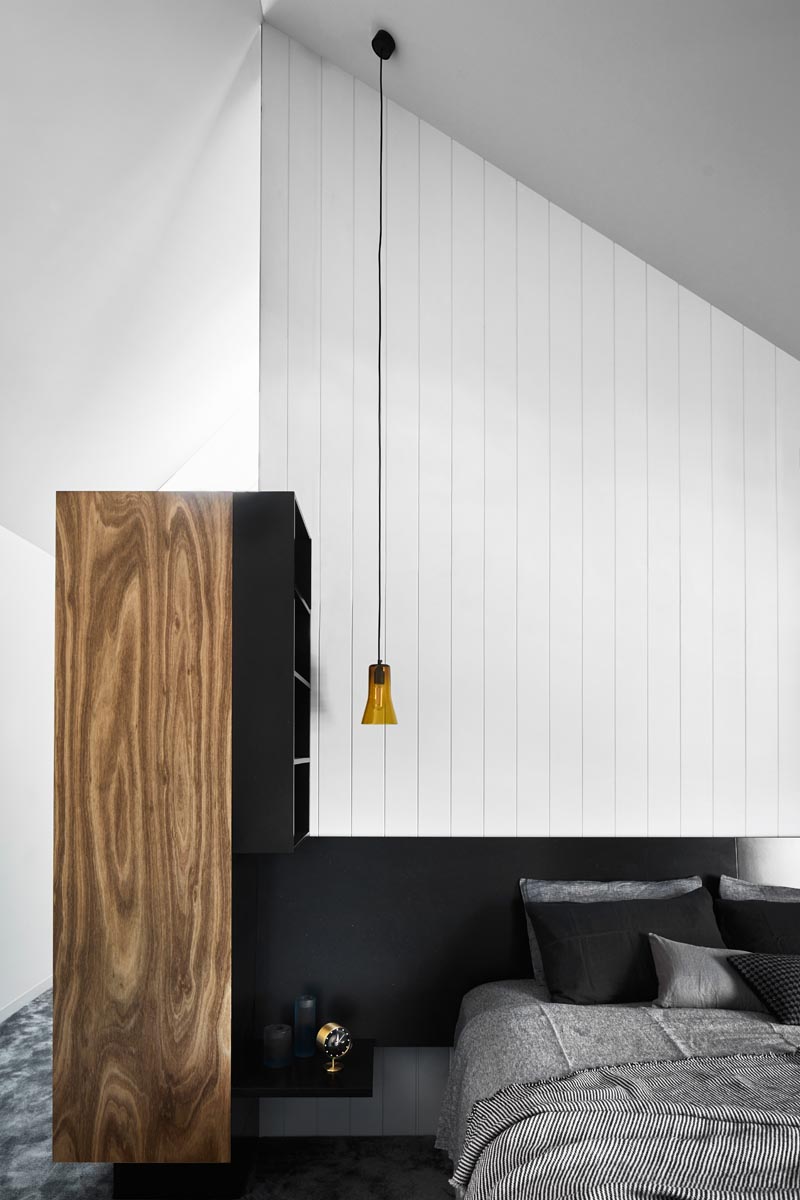 В этой современной спальне деревянный акцент придает естественность черно-белому интерьеру. # СовременныеСпальня # Дизайн Спальни