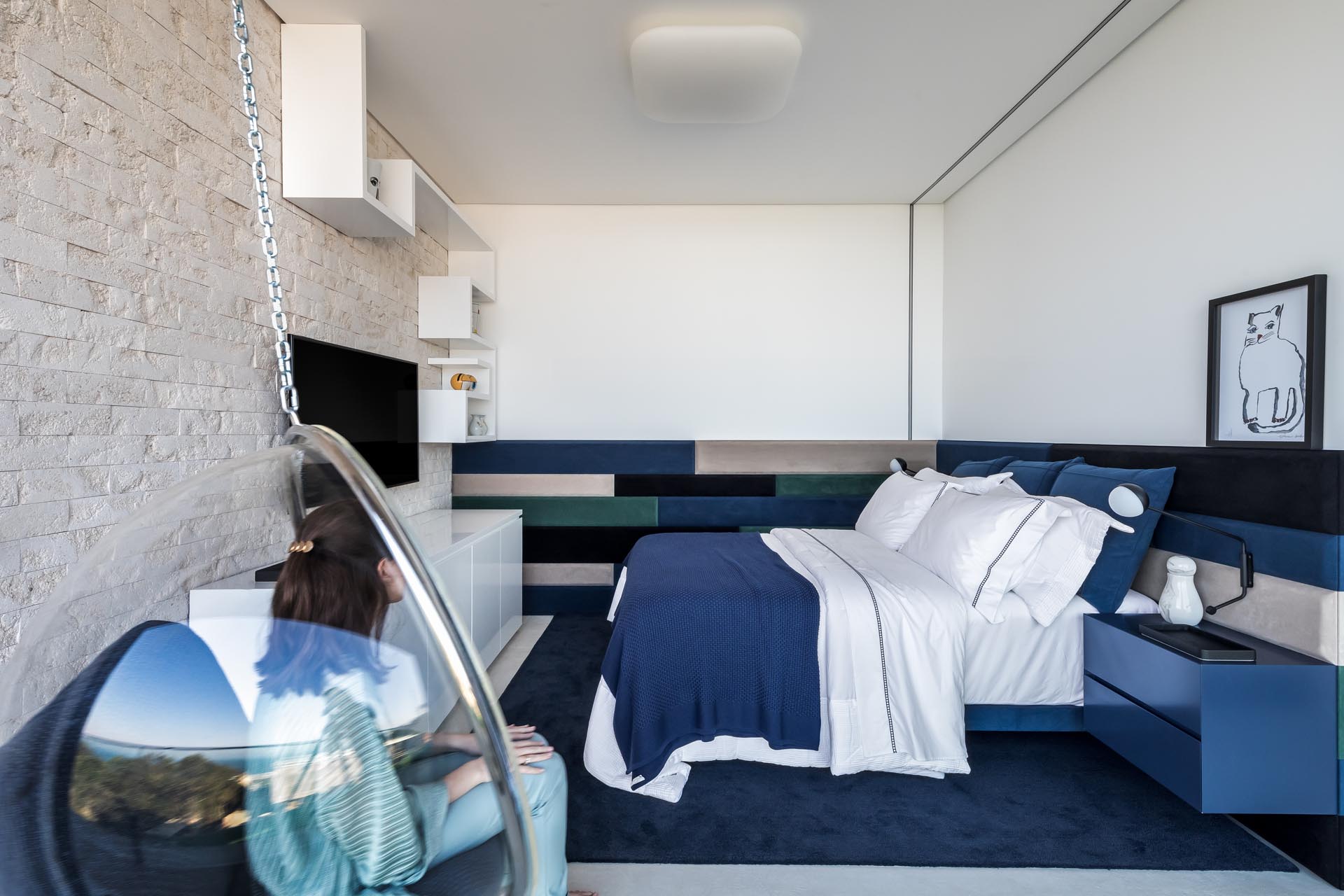 Современная спальня в синей цветовой гамме.