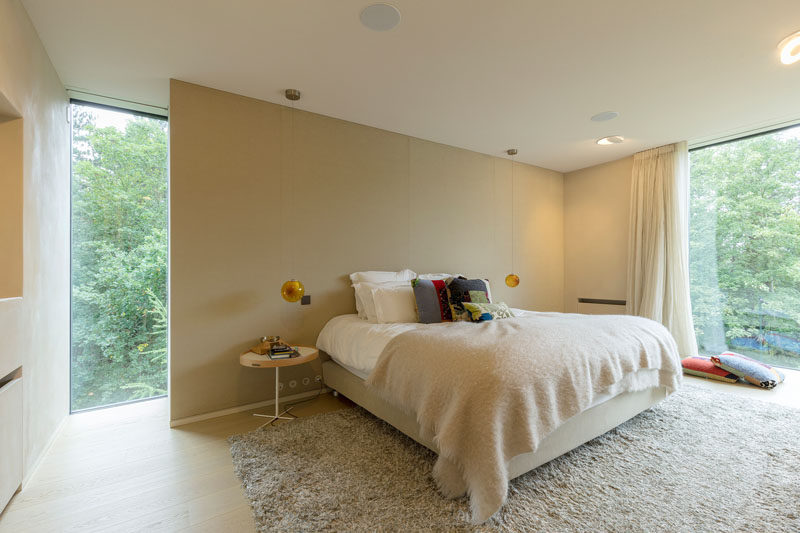 В этой современная спальне частичная стена позволяет закрепить кровать в комнате, большие ковер, легкие шторы и большое одеяло уютную атмосферу. # Спальня # ИнтерьерДизайн 