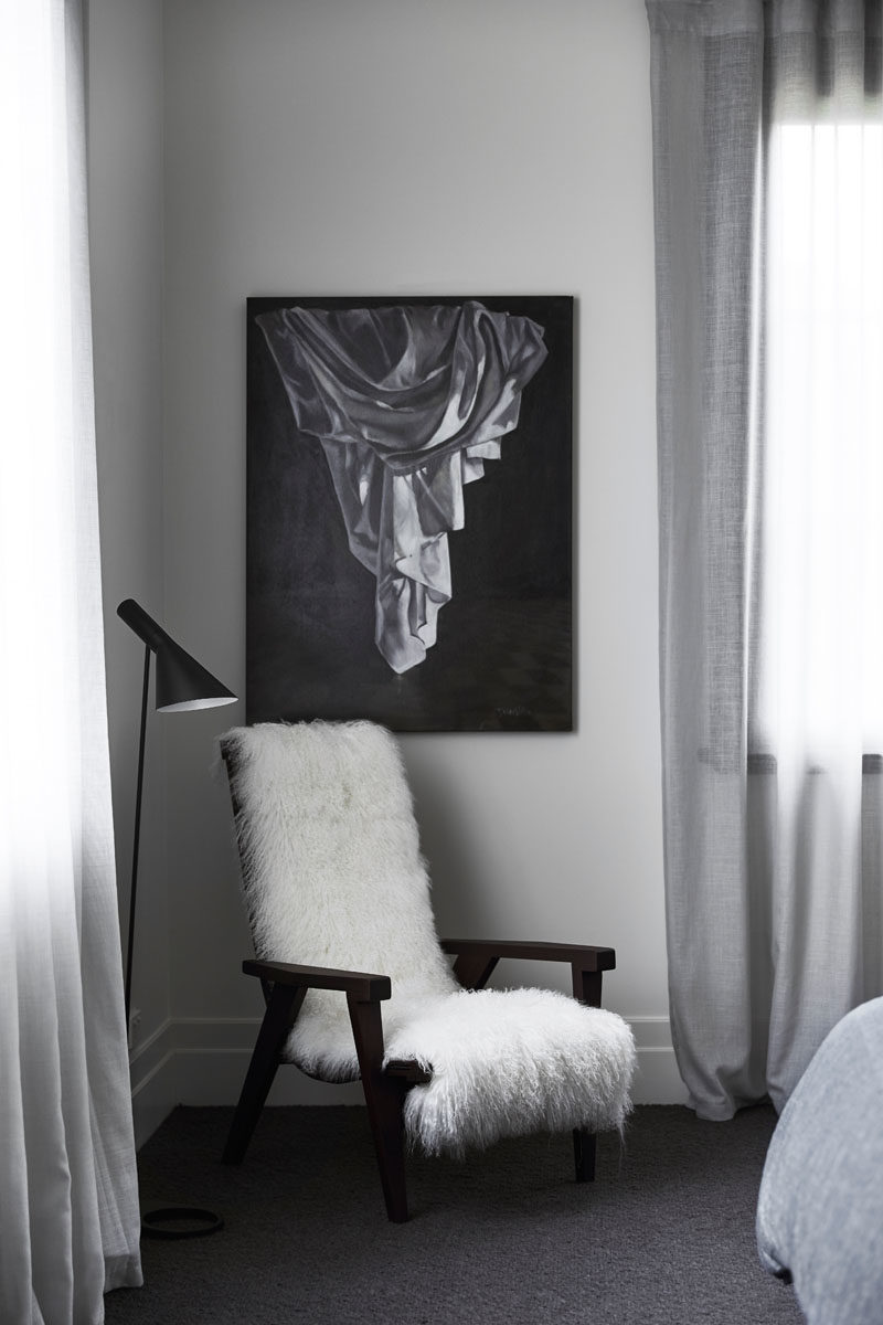 Идеи декора - в этой современной спальне овчина повешена на кресло, обеспечивая удобное место для отдыха, а настенные рисунки дополняют черную, белую и серую цветовую палитру. #ModernDecor #DecorIdeas #BedroomDecor