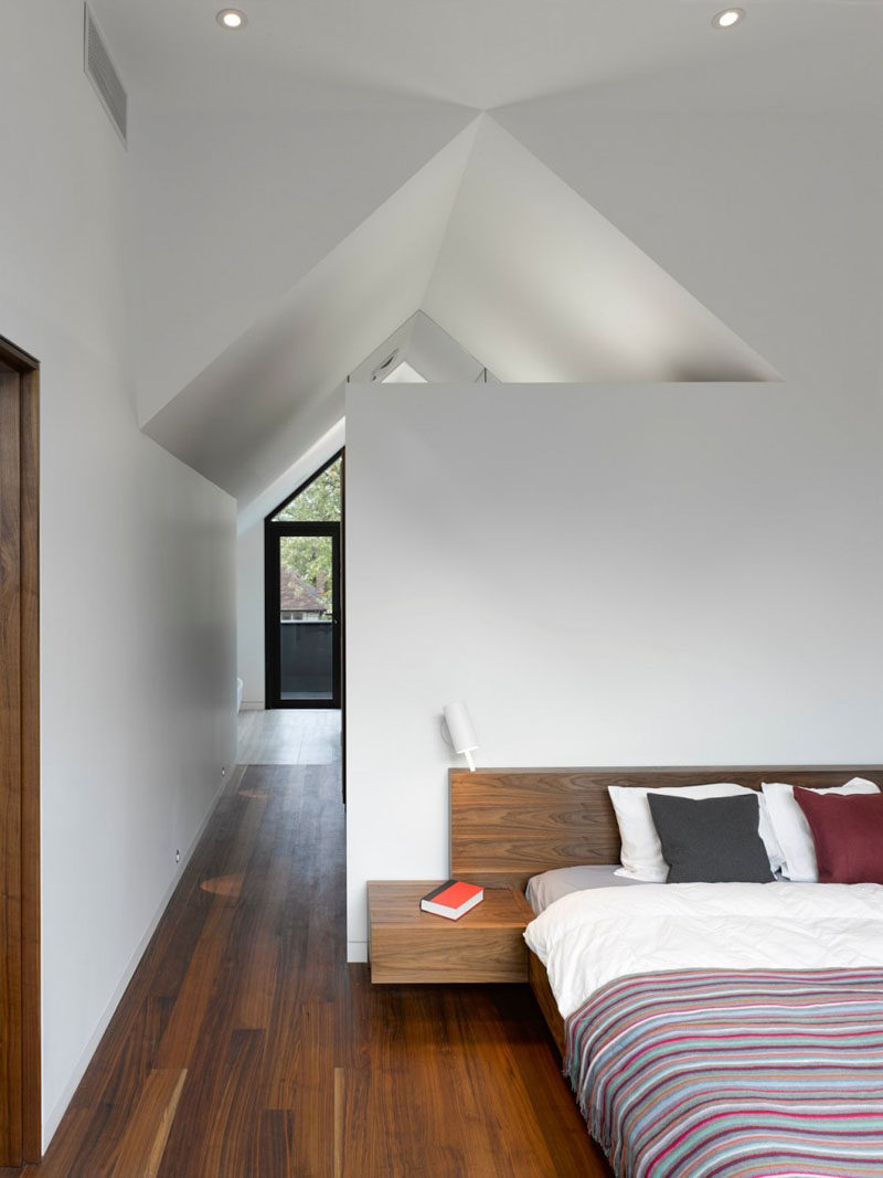 В этой Современные спальне высокие белые потолки представляют собой ощущение открытости, а деревянные полы и деревянные каркас кровати добавляют комнате тепла. # Современные спальне # Дизайн Спальни 