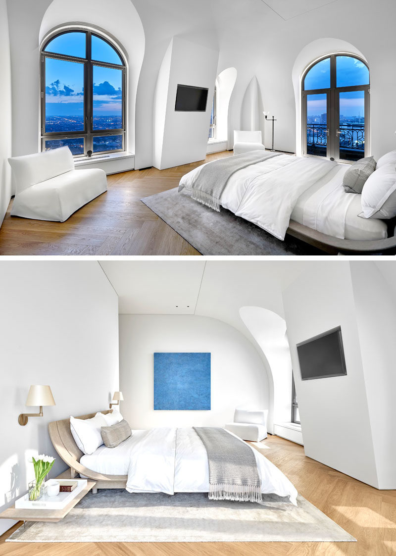 Идеи для спальни - В этой главной спальне со сводчатыми потолками и арочными окнами пол покрыт огромным дубовым паркетом, а в стене напротив кровати встроен телевизор. #BedroomIdeas # ModernBedroom #Windows