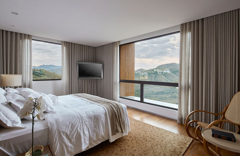Эта современная спальня оформлена в нейтральной современной цветовой палитре, чтобы вид на горы занимал центральное место в комнате. # Дизайн Спальни 