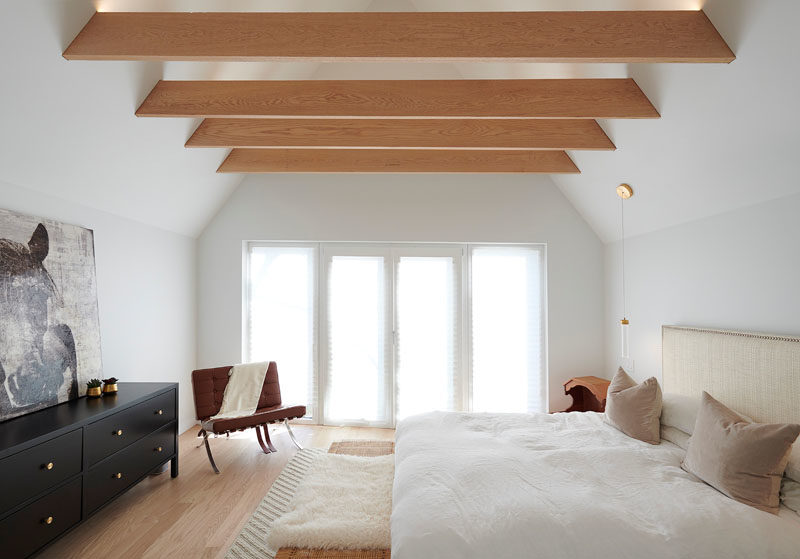 Идеи для спальни - в главной спальне открытые деревянные балки привлекают взгляд вверх до высоты потолка, заставляя комнату чувствовать себя больше. #BedroomDesignIdeas # ExposedBeams #ModernBedroom