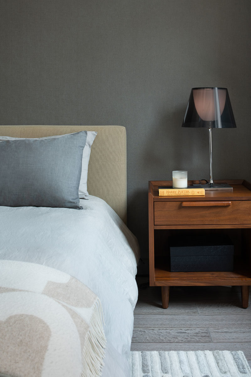 Идеи для спальни - Нежные цвета, деревянная мебель и темные стены создают спокойную атмосферу в этой современной спальне. # СпальняИдеи # СовременныйСпальня # Деревянные полы