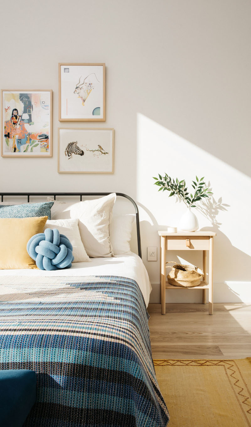 Идеи для спальни - эта современная спальня обставлена ​​удобной мебелью, которая делает комнату светлой и просторной. #BedroomIdeas #Modernbedroom