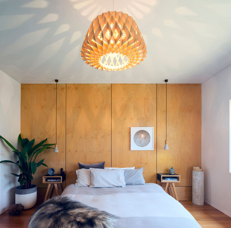  В этой современной главной спальне дерево покрывает всю стену и служит изголовьем кровати. #BedroomDesign #WoodAccentWall 