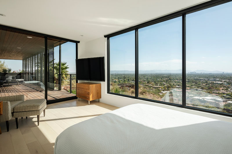  Эта современная спальня выходит в крытый внутренний дворик, большие панорамные окна прекрасный вид. # Окна # Спальня 