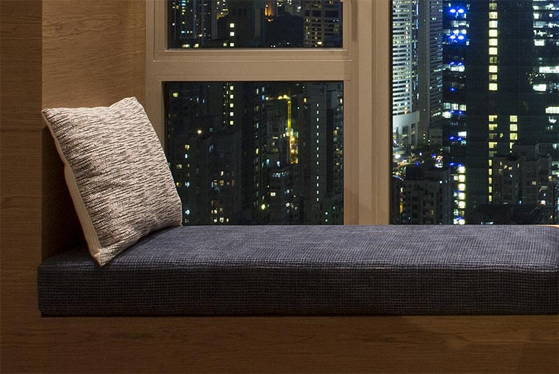 В рамках совместного проживания / рабочего пространства в Гонконге Adapa Architects Limited спроектировала спальню с совмещенными сиденьем у окна и столом. #BedroomIdeas #BedroomDesign #WindowSeat #BuiltInDesk #DeskIdeas
