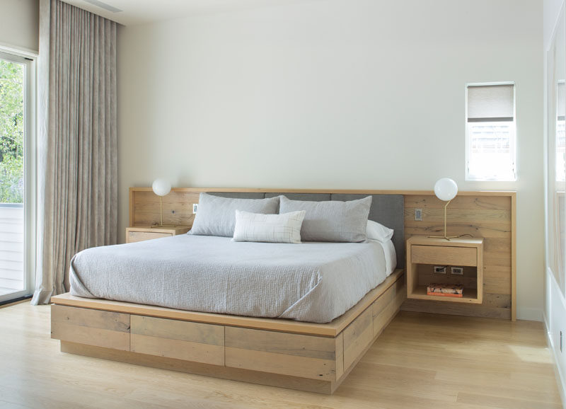  Эта современная спальня оснащена специально разработанным деревянным каркасом кровати с плавающими прикроватными тумбочками. # Спальня # Каркас кровати # Деревянный каркас # Дизайн спальни 