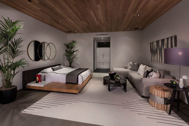 Идеи для спальни - в этой большой спальне есть место для отдыха с диваном у стены напротив кровати. #BedroomIdeas #LargeBedroom