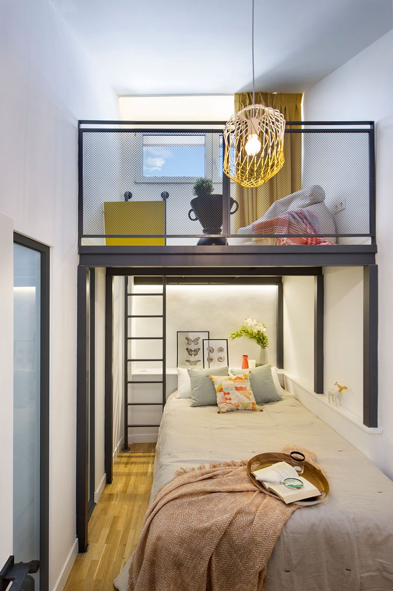 В этой современной маленькой спальне есть чердак, на который можно подняться по небольшой черной лестнице. # МаленькаяСпальня # СпальняЛофт # СпальняДизайн
