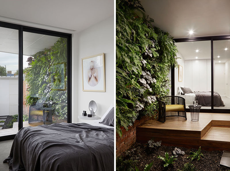 В этой современной спальне есть выход на небольшую крытую деревянную террасу с зеленой стеной, которая выходит в сад. СовременныеСпальня # Сад # Зеленая стена # Палуба