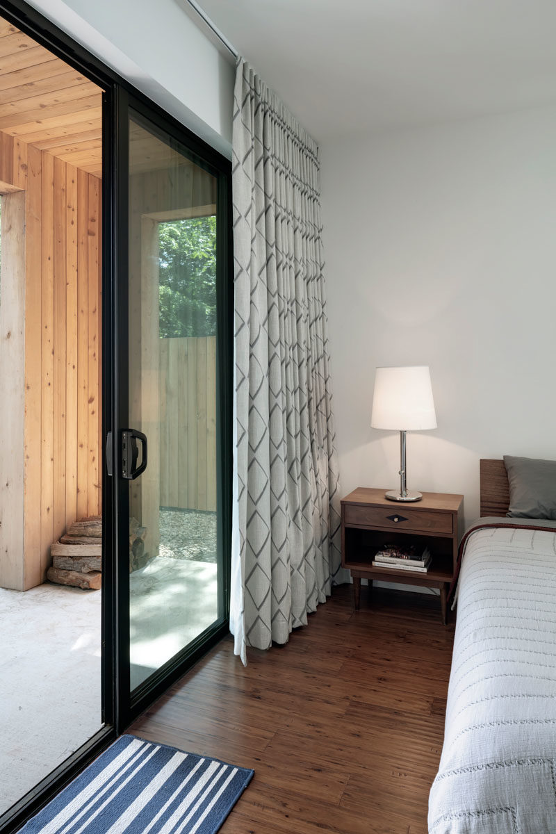 Небольшая крытая веранда предоставляет этой спальне частное открытое пространство, а внутри мебель минималистична для создания непринужденной атмосферы. # Спальня # Раздвижная дверь