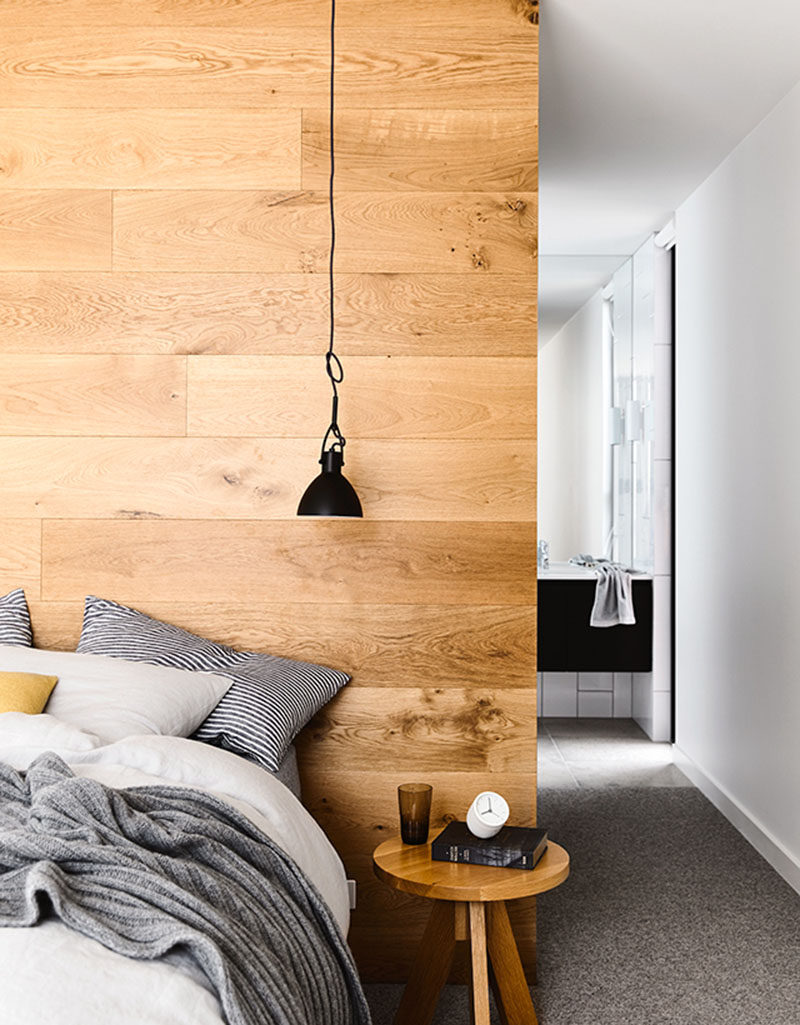 Идея дизайна спальни - установить стену с деревянным акцентом за кроватью вместо изголовья