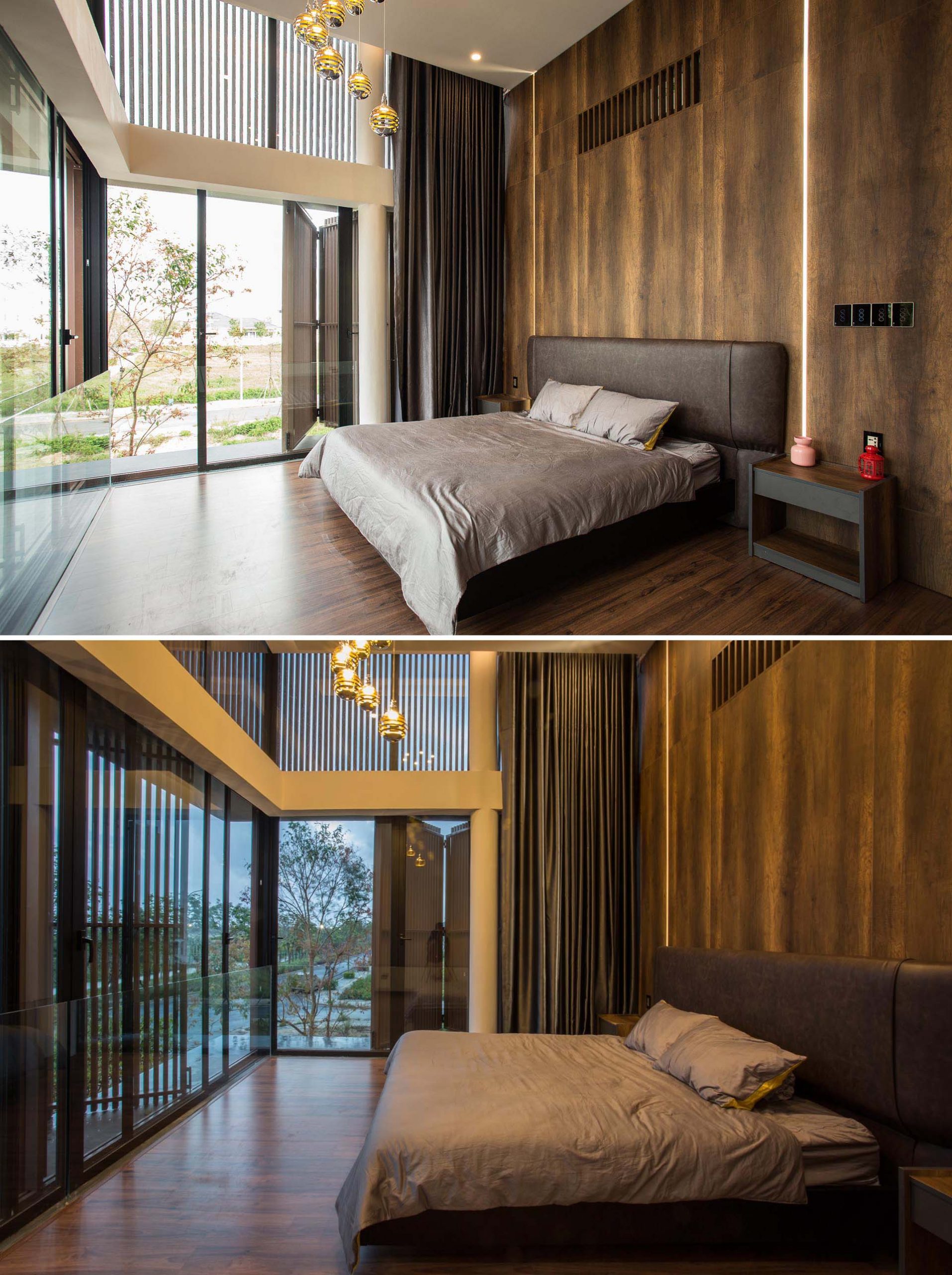 В современной спальне высокий потолок создает великолепный вид, в то время как стена с деревянным акцентом имеет полосы светодиодных ламп, которые проходят от потолка до пола.