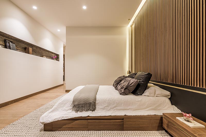 Эта встроенная ниша для полок добавляет интереса к простой белой стене в этой современной спальне и предоставляет место для хранения книг и демонстрации декоративных предметов. #ShelvingNiche #BuiltInShelf #ShelfDesign # ModernBedroom #BedroomDesign