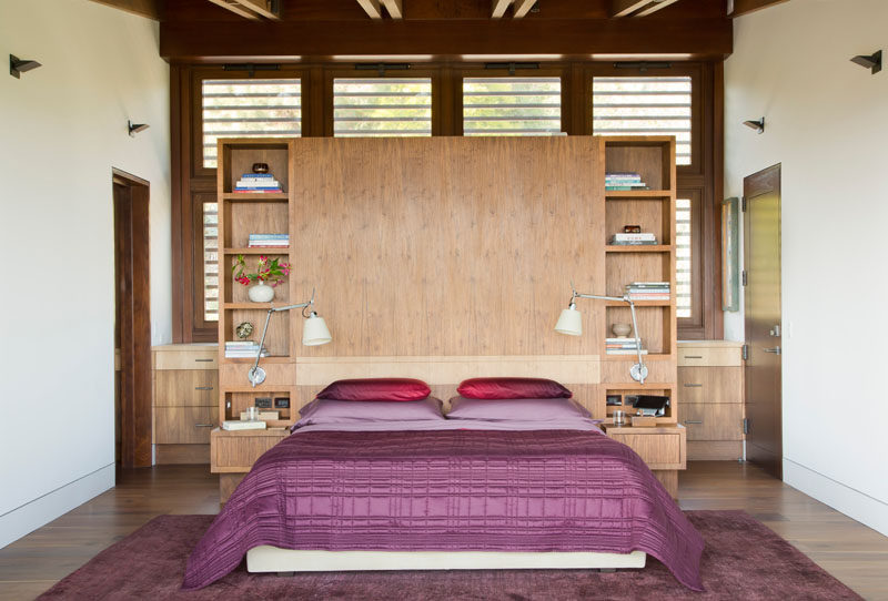 В этой современной спальне с деревянным изголовьем есть встроенные прикроватные тумбочки и открытые стеллажи для демонстрации личных вещей. # Дизайн спальни # Современные спальни # Изголовье дерева