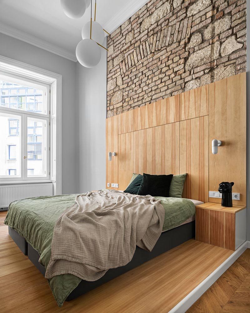 В этих современных апартаментах есть спальня с высокими потолками, что позволяет показать оригинальные кирпичные и каменные работы, а кровать размещена на платформе, обозначающей спальную зону. # Спальня # СовременныйСпальня # СпальняДизайн