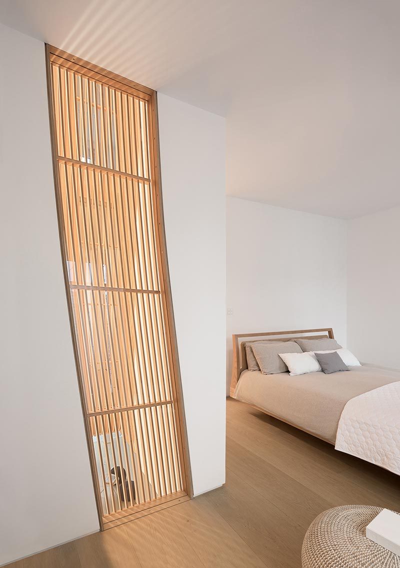 Эта современная и минималистская спальня украшена деревянными планками, которые пропускают свет с другой стороны. # Деревянные плиты # СовременныеСпальня