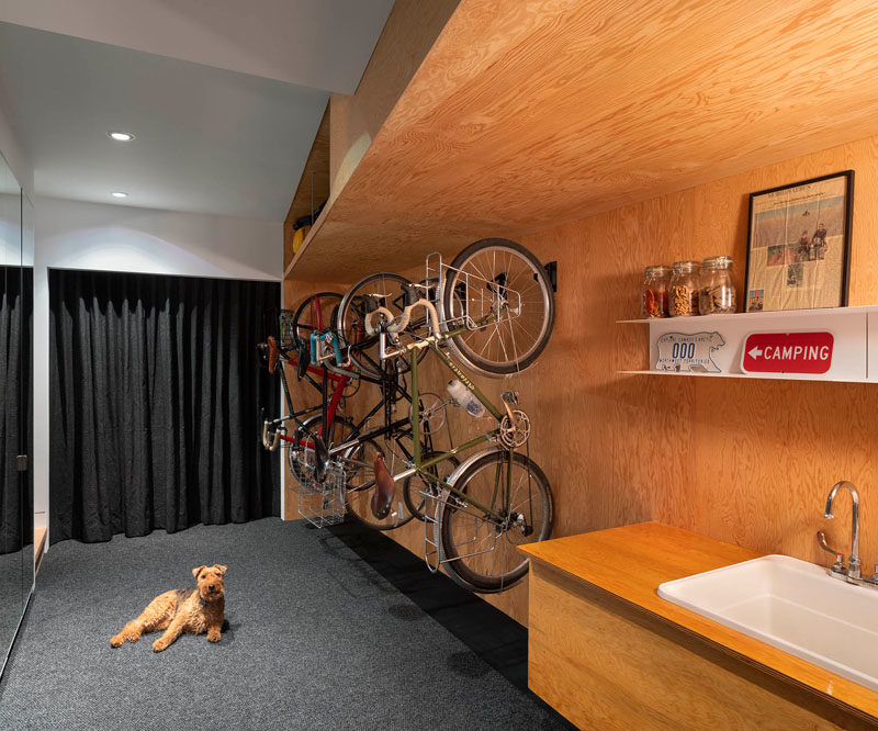 Это просторное помещение для хранения велосипедов включает в себя встроенный шкаф длиной 10 футов, настенное хранилище для 8 велосипедов и просторную зону для уборки с раковиной. После того, как были убраны ботинки и пальто, вторая внутренняя лестница поднимается в жилое пространство первого этажа. #BikeStorage #BikeStorageRoom