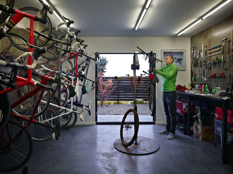  В этом современном доме есть специальная мастерская для хранения и обслуживания 18 велосипедов клиента. # Велосипеды # Мастерская 
