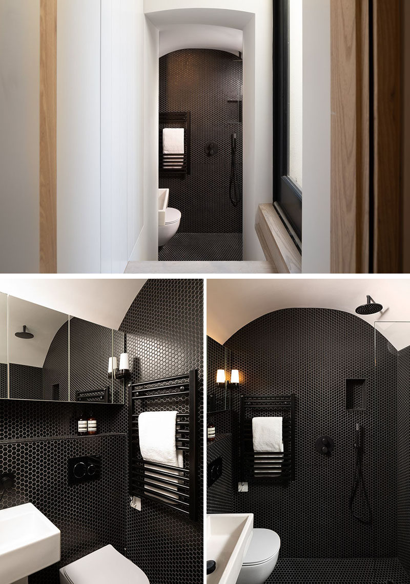 В этой современной комнате черная мелкая плитка покрывает стены и пол, создавая яркий и яркий цветовой контраст. #BlackBathroom #BlackPennyTiles