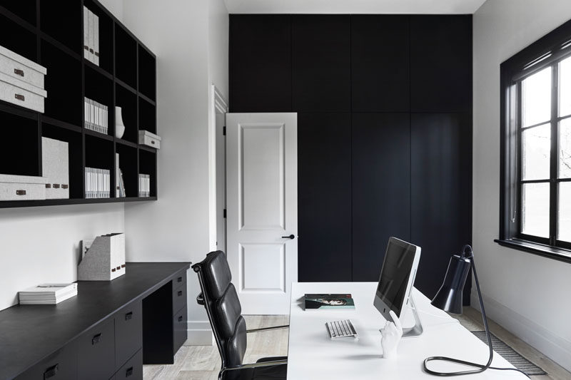 Идеи для домашнего офиса - в этом современном домашнем офисе черная акцентная стена дополняет черные стеллажи и оконные рамы. #ModernHomeOffice #HomeOfficeIdeas #BlackAccentWall