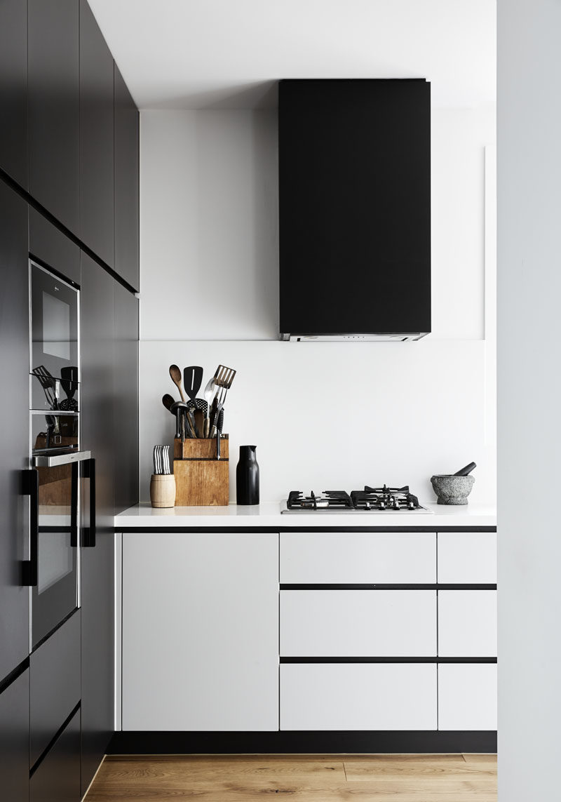 В этой современной кухне сочетаются как матовые черные, так и белые шкафы. #BlackKitchen #ModernKitchen #KitchenDesign
