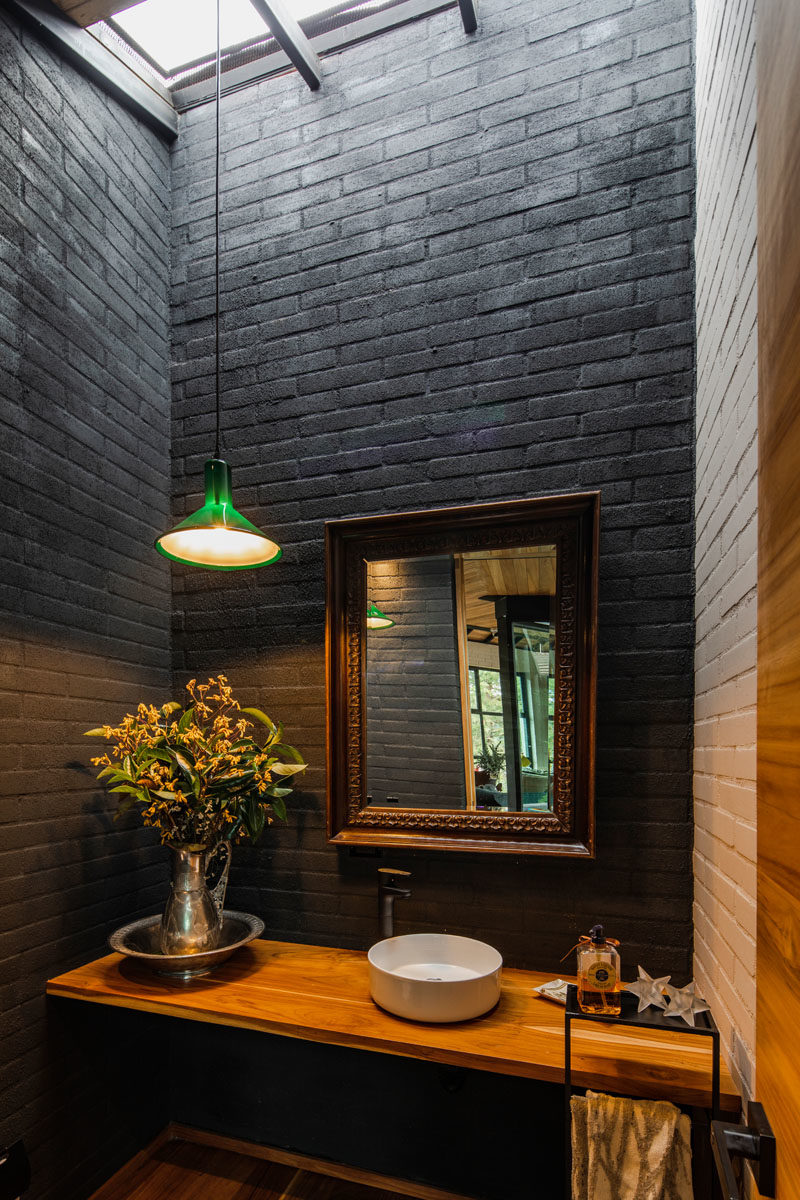 Идеи для ванных комнат - в этой маленькой ванной комнате темно-серые кирпичные стены, а потолочное окно наполняет комнату естественным светом, помогая сохранить ее яркостью. #BathroomIdeas # BlackBathroom # Skylight # SmallBathroom # BlackBrick