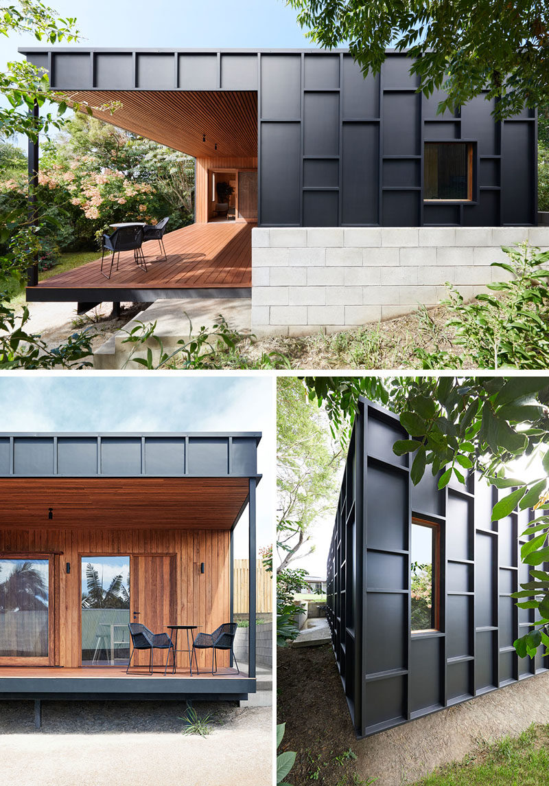 Идеи сайдинга дома - Внешний вид этого современного дома покрыт черными фиброцементными листами с соответствующими черными рейками, которые создают размер и определяют расположение окон. #ModernHouse #BlackSiding #Architecture #HouseSidingIdeas