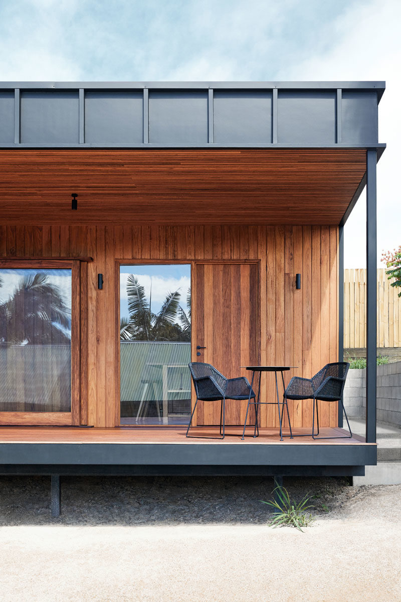 В этом небольшом черно-деревянном доме есть крытая веранда рядом с гостиной и кухней. #CoveredPorch # Deck #ModernArchitecture