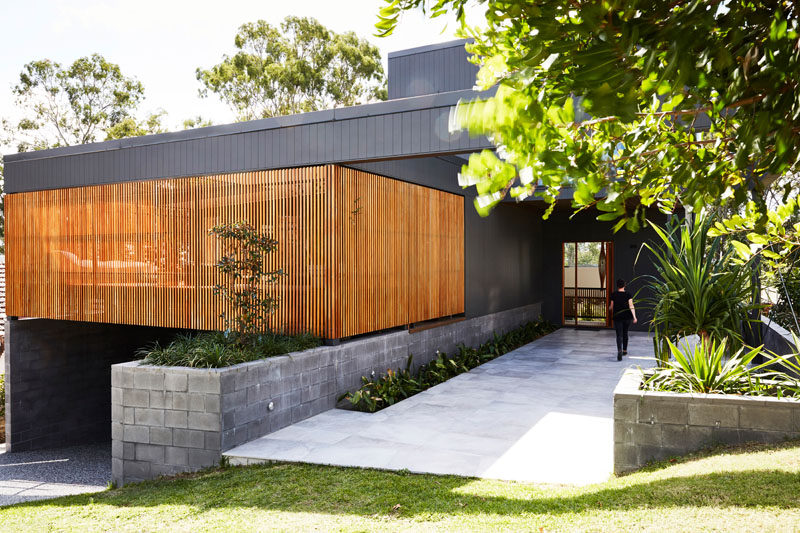 Этот современный черный дом украшен деревянными планками, которые скрывают собственное патио. #ModernHouse #ModernArchitecture 