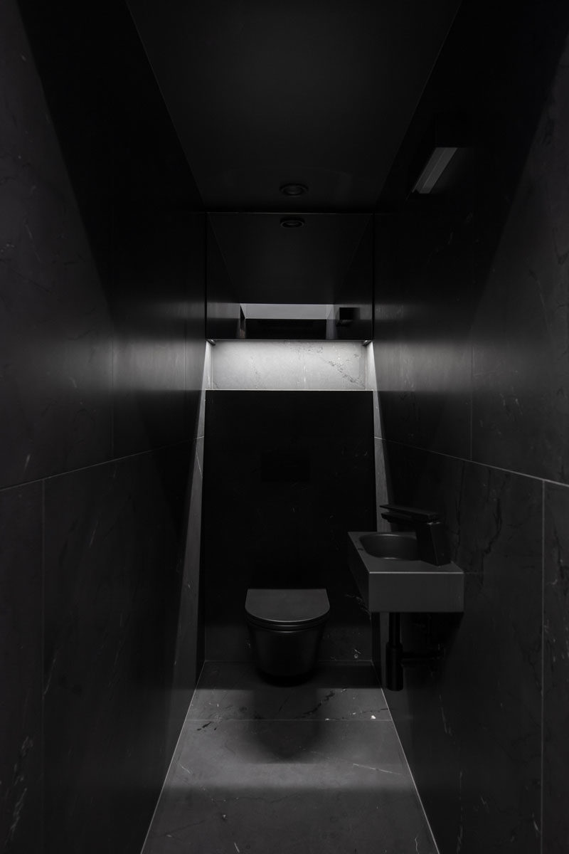 Идеи для ванных комнат - В современной черной ванной комнате есть подходящие черные светильники, которые легко вписываются в окружающую среду. #BathroomIdeas # BlackBathroom # ModernBathroom