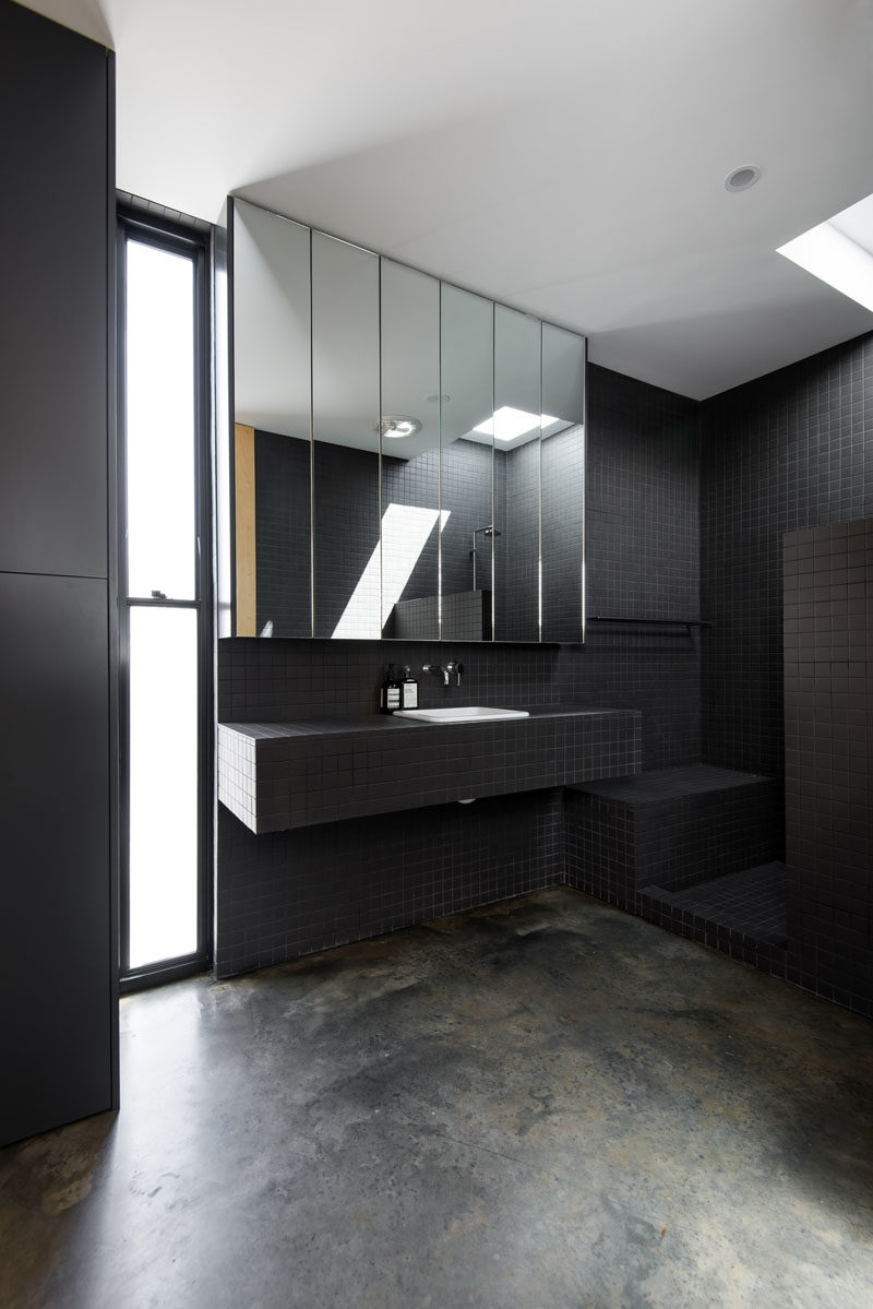 Идеи для ванных комнат - в этой современной ванной комнате есть полностью выложенная плиткой ванная комната с небольшой черной плиткой, открытый душ с потолочным окном, матовое окно и зеркало со скрытыми стеллажами. #BathroomIdeas # BlackBathroom # ModernBathroom