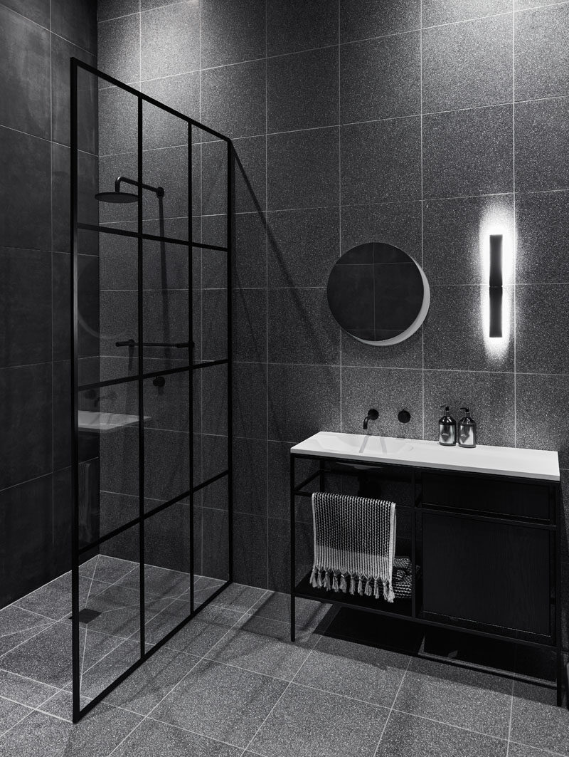 Идеи для ванных комнат - В этой современной черно-серой ванной комнате решетка для душа с черной рамкой вдохновлена ​​существующими оконными рамами дома. #BathroomIdeas # BlackBathroom #BathroomDesign