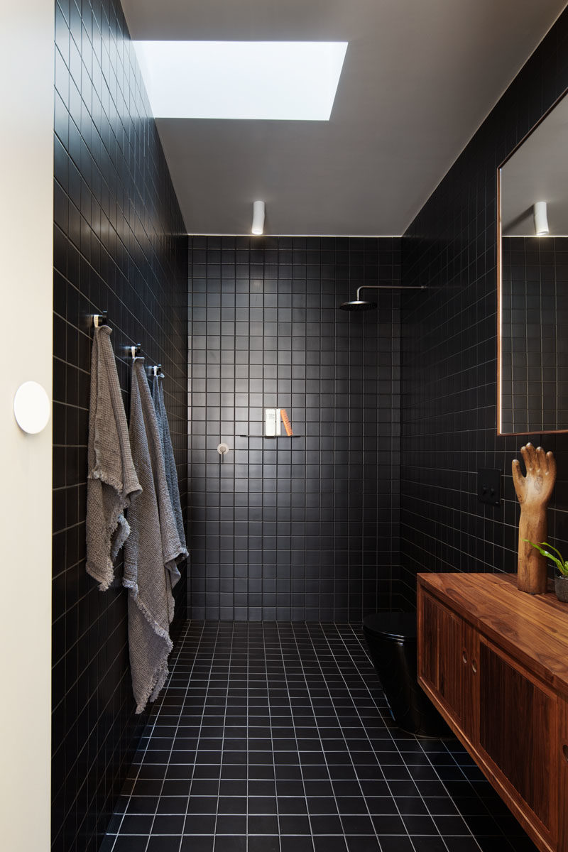 Черная ванная комната - эта современная ванная комната выложена квадратной черной плиткой, покрывающей стены и пол. Световой люк помогает сохранить свет в комнате. #BathroomIdeas # BlackBathroom # ModernBathroom